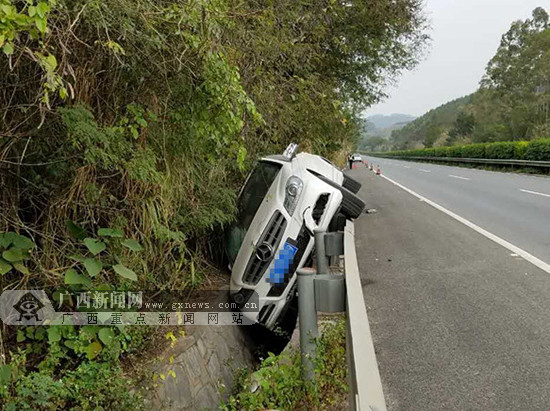 司机实习期上高速疲劳驾驶 奔驰车侧翻排水沟(图)