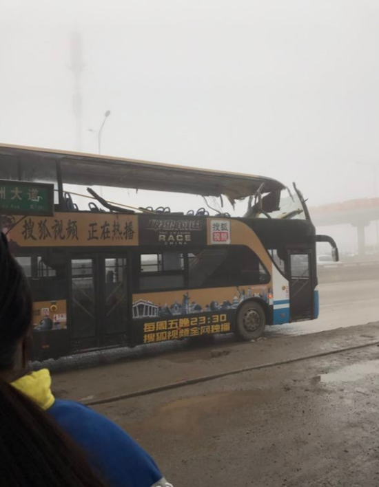 武汉一双层公交撞断白沙洲大桥限高架 车顶被削|安顺