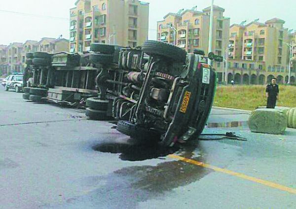 为避电瓶车大货车翻车