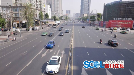 今日成都红星路大堵车 交警:一个阴沟盖引发的
