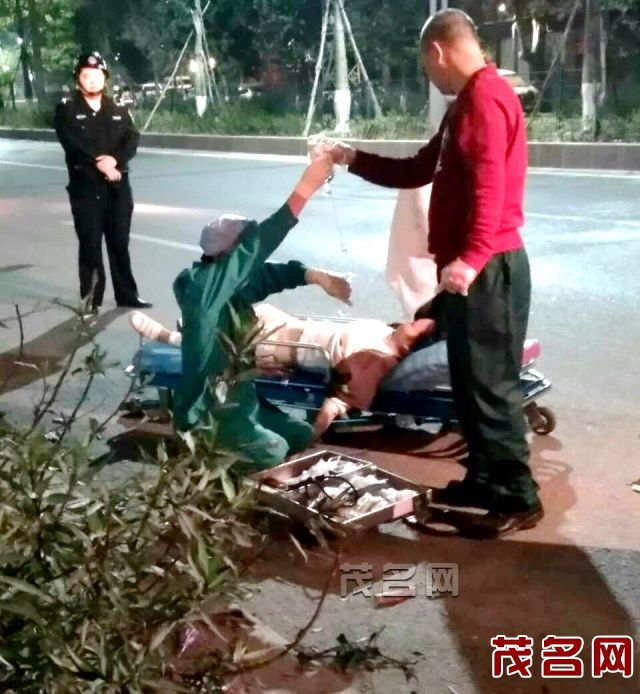 信宜一女子夜骑摩托车不慎撞树身亡