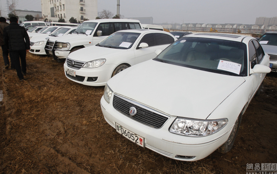3000元以下的二手车,最便宜二手车2000元 郑州百余辆公车警车拍卖 最低3000元一辆