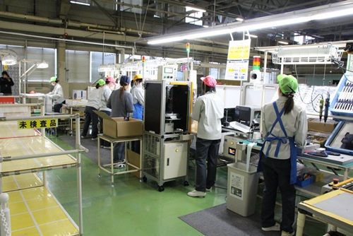 利用机器人技术提高产品竞争力) 松下电器八日市工厂的工人正在组装