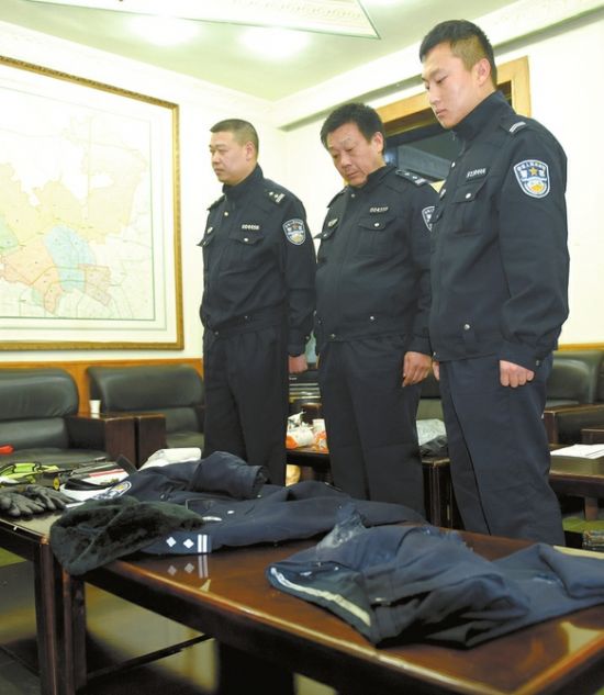 成都交警唐鸿出警途中遇车祸牺牲 警官证照片成遗照