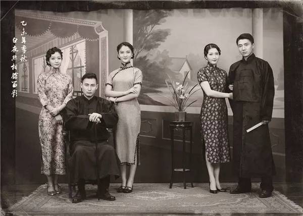 拍摄时他们除了会根据人物关系,服装颜色,高矮胖瘦等因素来考虑构图和