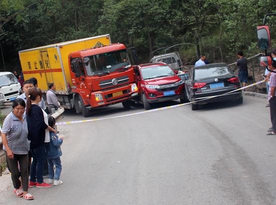 女司机不要命了 弯道超车撞向"炸药车(图)