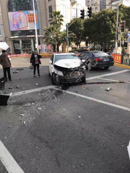 上海复兴路隧道发生事故 女司机连撞两车