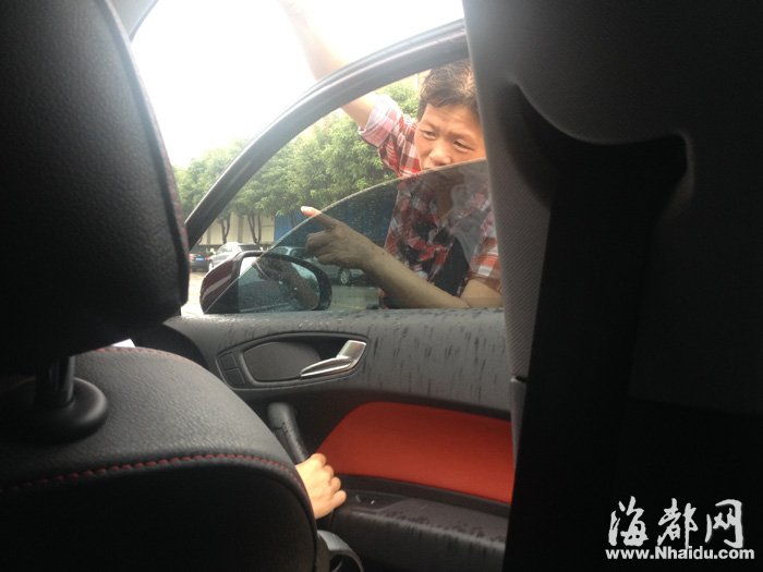 福州一些车辆年检站外有二哥加价代检(图)|万