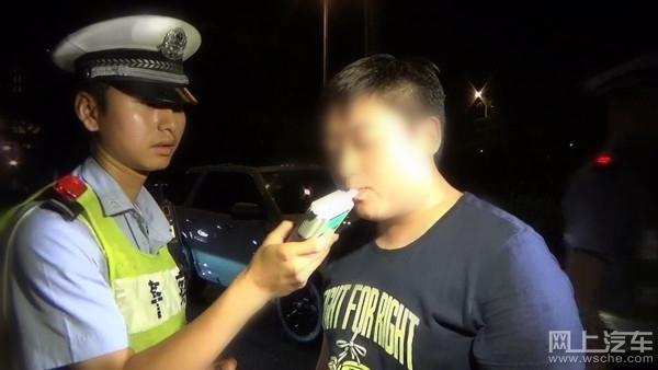 公安部辟谣:开车抽烟扣1分,超速驾驶扣6分,纯属