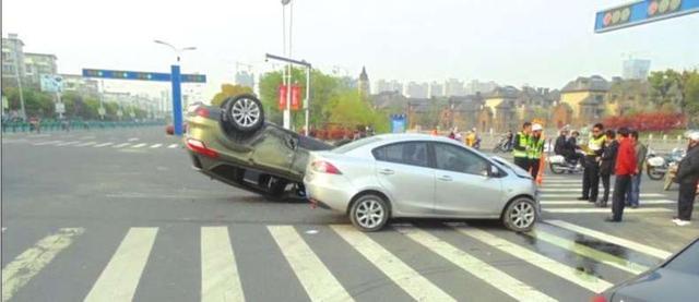 当绿灯还剩3秒的时候,加速冲过去到底算不算闯