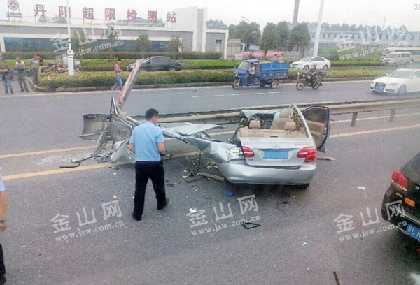 致一死三伤 摘要:9日下午,312国道镇江丹阳河阳段发生一起惨烈车祸