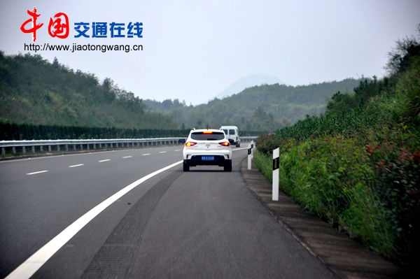 现在高交驾校小编就为大家讲述应急车道睡觉和停车找路 高速交警及时纠正提醒的具体情况。 2016年10月1日下午许,江西省高速交警总队直属六支队第二大队民警在抚吉高速公路上巡逻,分别在路面巡逻时发现应急车道内有车辆停车睡觉和停车找路。 下午16时许,民警戴远斌、熊皓正驾驶警车巡逻至抚吉高速公路抚州南收费站减速匝道上,在路面巡逻时发现应急车道内停着一辆挂着赣D号牌的白色SUV车,车辆后方没有摆放警示标牌,也没有开启双闪灯,民警立即将警车停下并做摆好安全设施,经询问得知该司机停在路边找路,对这里的路况不熟悉,民