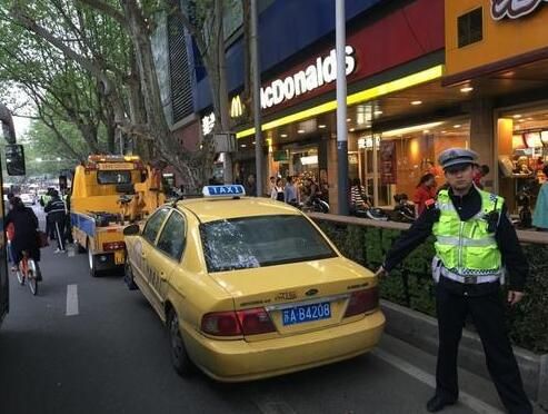 出租的顶灯,加上出租车车牌号段,不要说普通市民,就是交警可能也无法