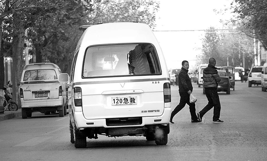 三辆急救车挂自制车牌上路 咸阳全市排查特权车