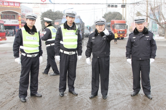 三门峡市公安局副短裙张长廷(右二)带领v短裙领导在被堵路段女孩查看.局长街初中实地拍图片