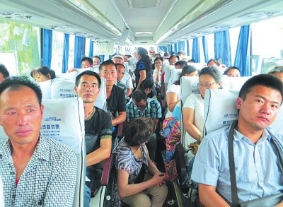 车厢过道变座位增收,大巴车司机危险超载收费站被扣