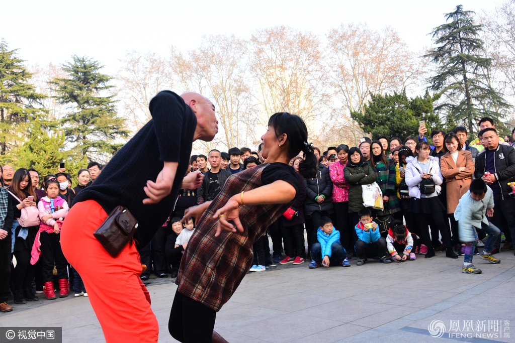 广场舞大叔大妈开创打架舞 各地舞友慕名而来