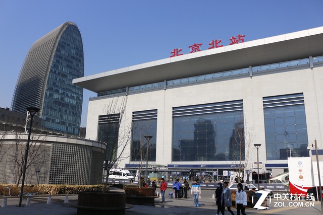 介绍,笔者来到刚刚安装了畅充免费充电桩不久的北京北站进行实地体验