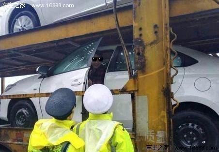 车事囧图:奥迪黑科技,车灯能发表情包!