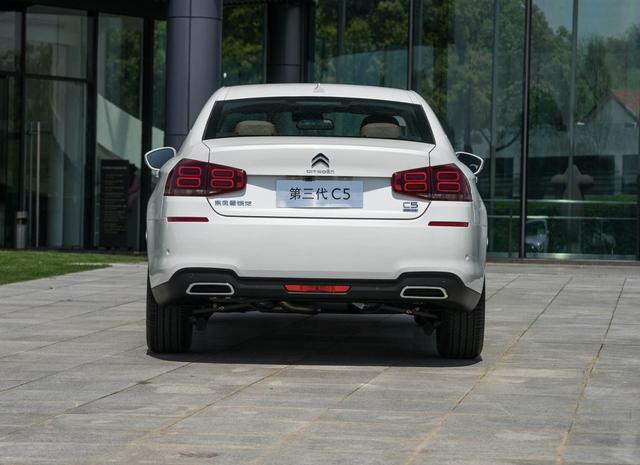 这B级车轴距超迈腾,大灯秒A4,可销量不到雅阁