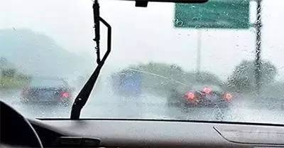 白天下雨,应该怎么开车灯?