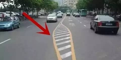 在收费站广场,出口匝道等路段都是可以见到纵向,横向减速标线的,这种