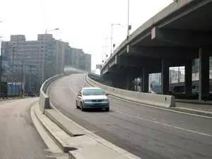 科目四道路交通常识大扫盲  匝道(zā dào),又称引道,立交桥和
