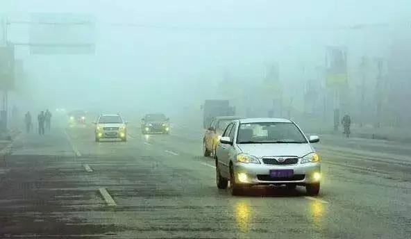 路边停车等人开个双闪就没事?这些情况乱用违