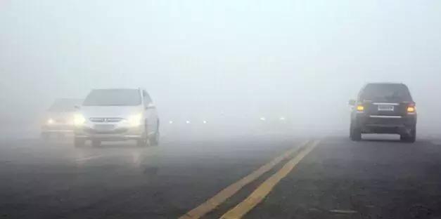 路边停车等人开个双闪就没事?这些情况乱用违