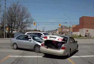 输了秋名山,贴五菱宏光过时了,人型车标直接啪啪打脸