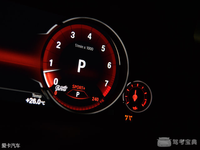 宝马x6的全液晶仪表盘提供各种显示模式,为驾驶者带来了更加丰富的