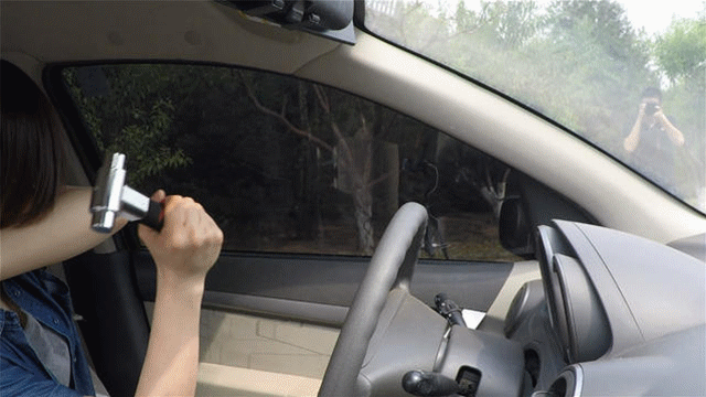 首页 学车指南 学车动态 安全锤真能逃生?爱卡实测车内逃生用品