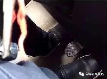 科目三起步怎样踩油门才能不熄火,老是要把油门当刹车