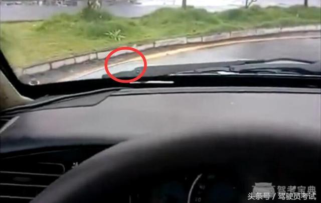 第三个点:右车头1/3处与s弯左边黄色边线重合,向右打死方向.