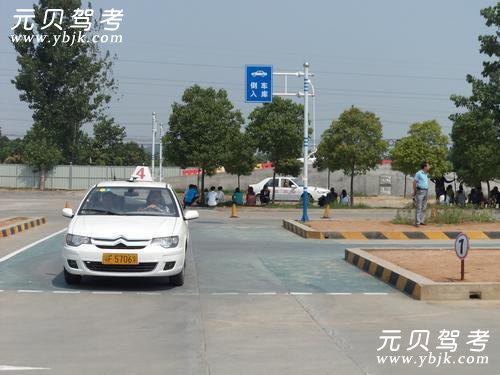陆丰驾校:语音三空间模拟「灯光+图解」,详细cad图纸背景颜色科目图片
