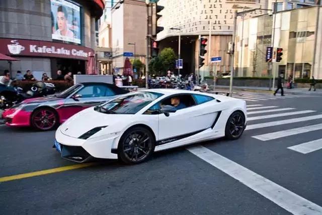 上海首富身价640亿,靠卖猪饲料发家,座驾车牌