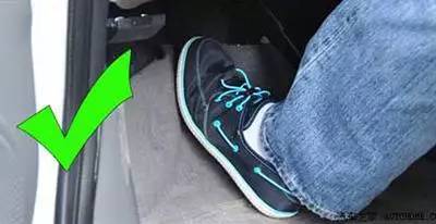 手动挡汽车换挡时,离合器需要踩到底吗? - 新闻