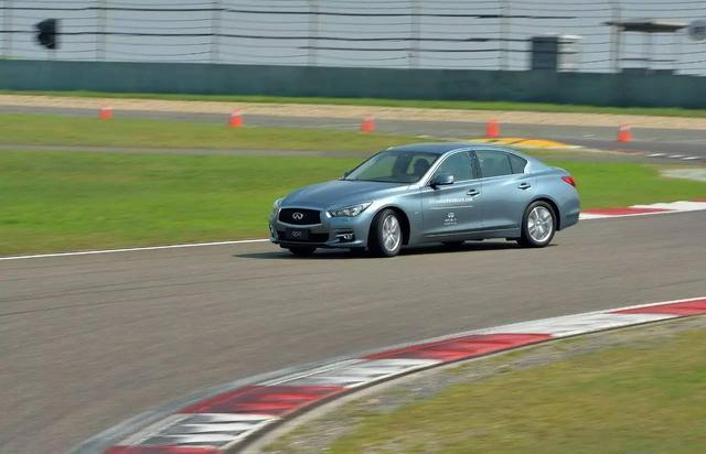 外表骚气、内心澎湃,形容的就是赛场上的TA!