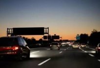 平安驾校百科：高速路上为什么不装路灯