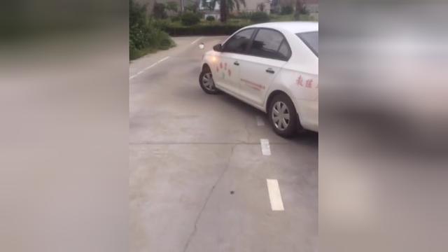 驾考科目二:教练12秒快速讲解侧方出库找点技