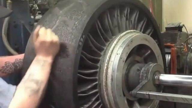 【轮胎与轮眉间隙不一样】 两侧车轮距轮眉不