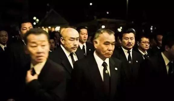 黑帮大佬都开什么车?还是香港的洪门帮最厉害
