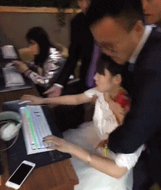 吓我一跳 搞笑段子: 1,今天和男友一起去逛街,看到一漂亮妹子.