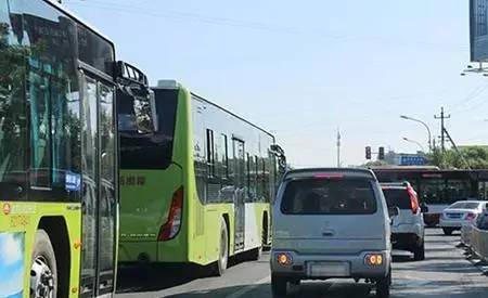 小孩突然横穿马路被车撞倒,司机要负主要责任