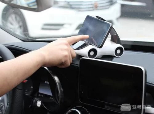 开车用手机导航时,手机放哪里最安全?一半以上