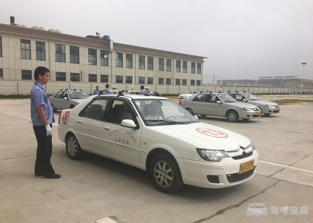 记者体验驾考新规:打转向灯不到3秒即转向,挂
