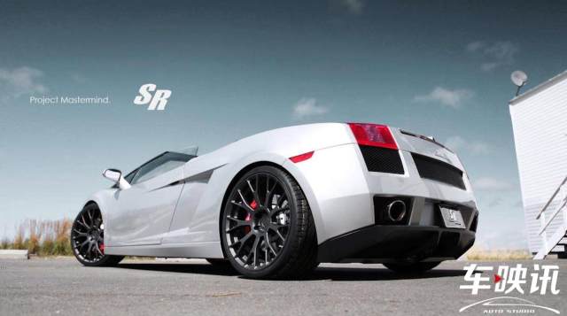 【轮胎与轮眉间隙不一样】 两侧车轮距轮眉不