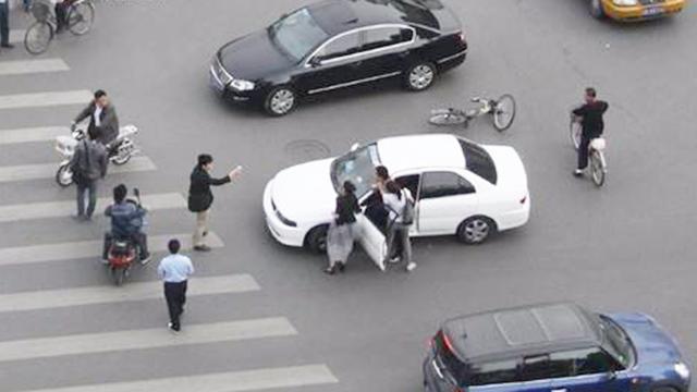 主路、辅路、十字路口中路权谁先谁后?搞清楚