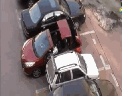 女司机倒车入库,却被人抢了车位!她接下来的动作让人胆战心惊