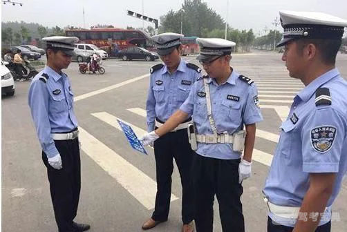 75岁大爷无证驾驶,被交警拦下,车上一张纸让交